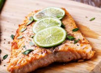 وصفة سمك بالفرن مع الثوم والكزبرة 